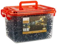 Transparent plastlåda med rött lock innehåller varmvita LED-klusterljusslingor, passar för inomhus- eller utomhusbruk, perfekt för dekorativ belysning.