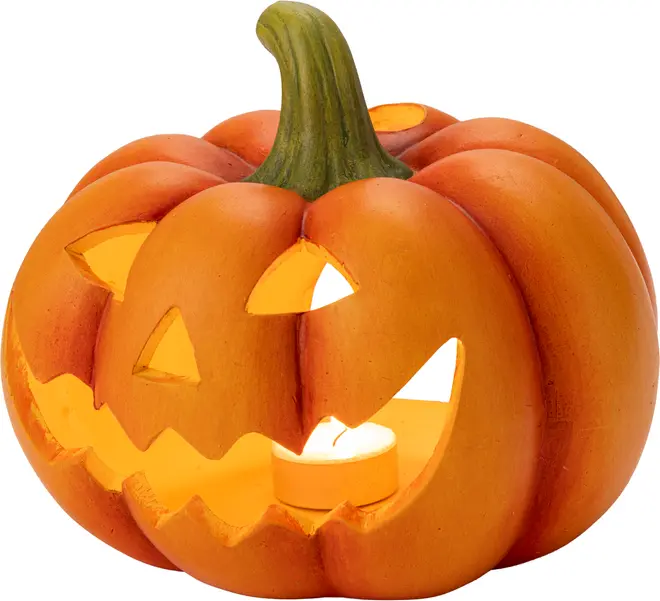 Orange udskåret græskar som halloween-lygte med jack-o'-lantern ansigt og plads til fyrfadslys.