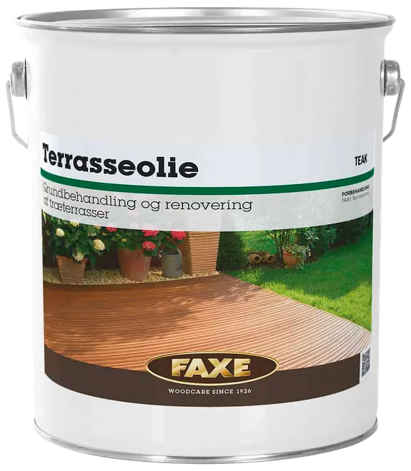Stor metalspand med Faxe terrasseolie, teakfarvet, til grundbehandling og renovering af træterrasser. Med hank, tætsluttende låg og etiket med brugsanvisning og billede af træterrasse.