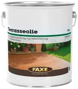 Stor metalspand med Faxe terrasseolie, teakfarvet, til grundbehandling og renovering af træterrasser. Med hank, tætsluttende låg og etiket med brugsanvisning og billede af træterrasse.