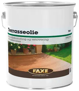 Stor metalspand med Faxe terrasseolie, teakfarvet, til grundbehandling og renovering af træterrasser. Med hank, tætsluttende låg og etiket med brugsanvisning og billede af træterrasse.