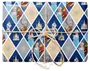 Presentpapper med Frost-tema, blått och crèmefärgat diamantmönster med Elsa, Anna, Olof, Kristoffer, snöflingor och slott.