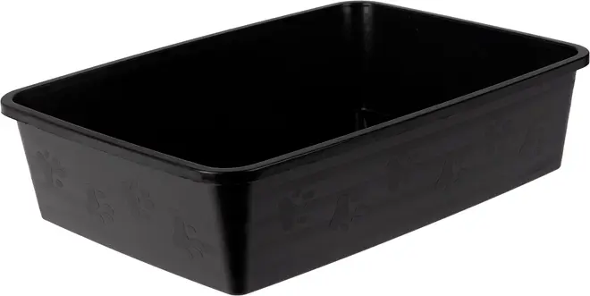 Rektangulær sort plastik kattebakke med let forhøjede sider og prægede poteaftryk. Stor indvendig plads, robust konstruktion, egnet til katte eller små kæledyr. Ingen låg eller ekstra funktioner.