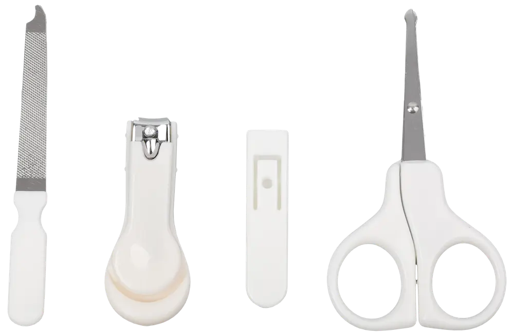 Fyra-delat baby nagelvårdset med vita handtag: nagelfil, nagelklippare, nagelrengörare och rundad säkerhetssax, utformade för skonsam och säker vård av spädbarns naglar.