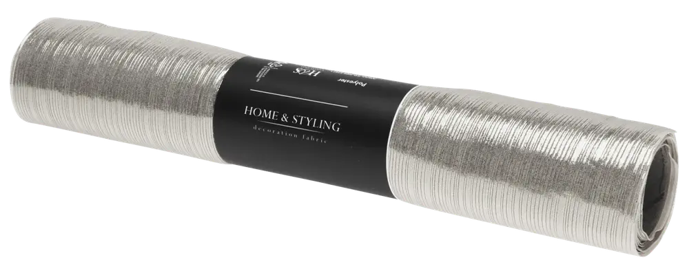 Silverfärgad dekorativ bordsduk, ihoprullad, med texturerad metallisk yta. Passar för heminredning eller fest. Förpackad med svart etikett 'Home & Styling'.