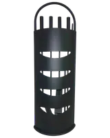 Svart cylindrisk paraplyställ i metall med horisontella utskärningar och böjt handtag upptill. Modern, minimalistisk design för hall eller kontor.
