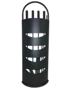 Svart cylindrisk paraplyställ i metall med horisontella utskärningar och böjt handtag upptill. Modern, minimalistisk design för hall eller kontor.