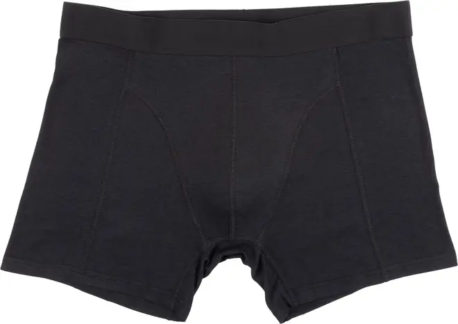 Herre sorte boxershorts med bred elastisk linning, mellemlang benlængde og flade syninger for komfort. Fremstillet af blødt, strækbart materiale for tæt pasform.