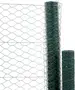 Grönt sexkantigt stängselnät på rulle, lämpligt för trädgård eller hönsgård. Hållbart metallnät, flexibelt och lätt att montera för utomhusskydd.