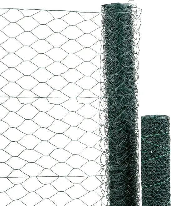 Grönt sexkantigt stängselnät på rulle, lämpligt för trädgård eller hönsgård. Hållbart metallnät, flexibelt och lätt att montera för utomhusskydd.