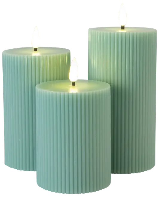 Set med tre mintgröna ribbade pelarljus med realistisk LED-flamma. Olika höjder, cylindrisk form, texturerad yta. Perfekt för heminredning, säkert alternativ till vanliga ljus.