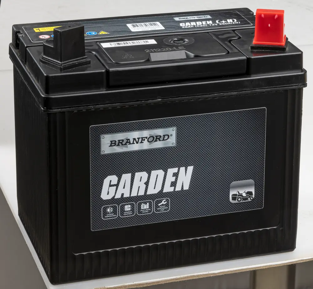 Sort Branford Garden-batteri til havemaskiner, rektangulær form, mærket til 12V, to poler hvoraf den ene er dækket af rød plast. Robust plastkabinet med produktinformation.