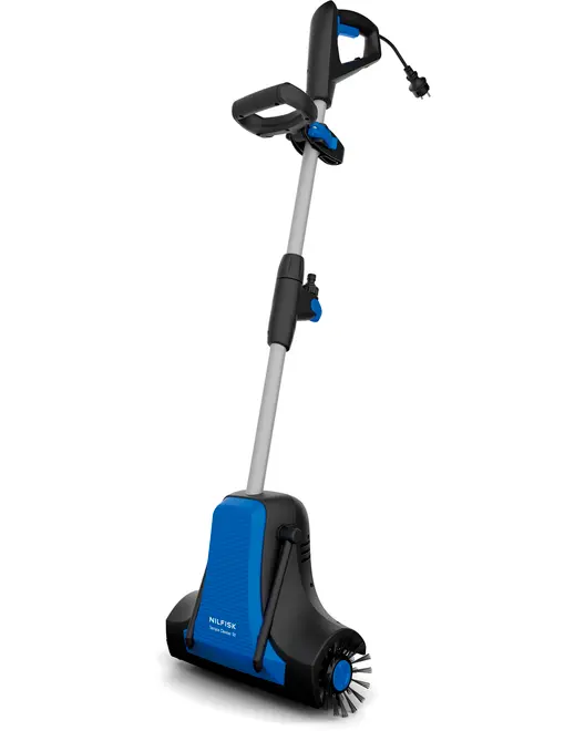 Elektrisk terrassevasker med ergonomisk håndtag, langt skaft og roterende børstehoved. Blå og sort design, ledning og justerbart støttehåndtag for komfortabel udendørs rengøring.
