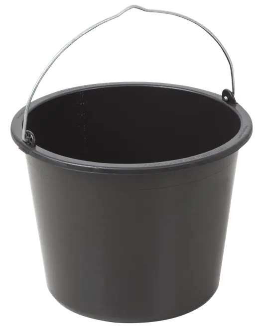 Sort plastikspand med rund form, solidt metalhåndtag og glatte sider. Velegnet til transport af væsker eller materialer, ofte brugt til rengøring, havearbejde eller husholdning.