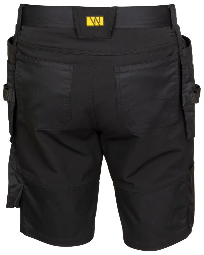 Sorte arbejdsshorts med forstærkede syninger, to baglommer, værktøjsstropper på siderne og bred linning med gul logomærke. Slidstærkt materiale til krævende opgaver.