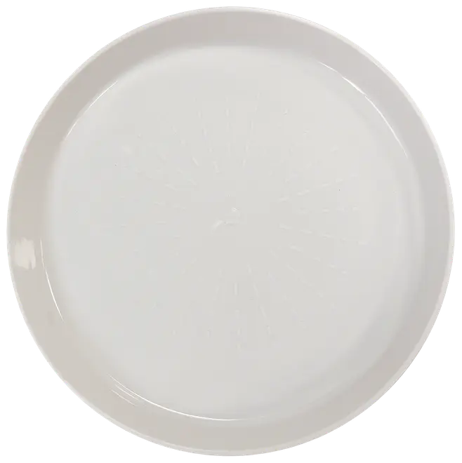 Rund hvid keramiktallerken med glat, blank overflade og diskret præget mønster i midten. Velegnet til servering af måltider, til daglig brug eller særlige lejligheder.