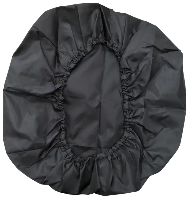 Svart, ovalt överdrag med elastiska kanter, tillverkat av slätt tyg. Passar tätt över exempelvis toalettsits eller kudde för skydd eller hygien.