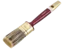 Flad pensel med naturbørster, gyldent metalbånd og ergonomisk bordeaux håndtag med ophængshul. Velegnet til maling og lakering. Mærket 'Schuster' på håndtaget.