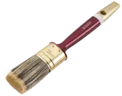 Flad pensel med naturbørster, gyldent metalbånd og ergonomisk bordeaux håndtag med ophængshul. Velegnet til maling og lakering. Mærket 'Schuster' på håndtaget.