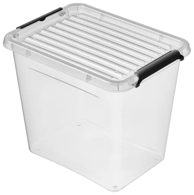 Genomskinlig plastförvaringslåda med räfflat lock och svarta handtag på sidorna. Rektangulär, stapelbar, perfekt för förvaring av hushållsartiklar.
