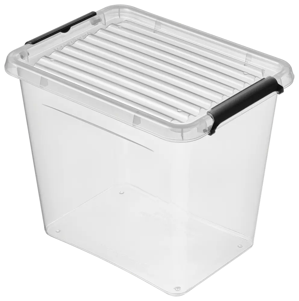 Gennemsigtig plastopbevaringsboks med rillet låg og sorte håndtag på siderne. Rektangulær form, stabelbar, ideel til opbevaring af diverse husholdningsartikler.