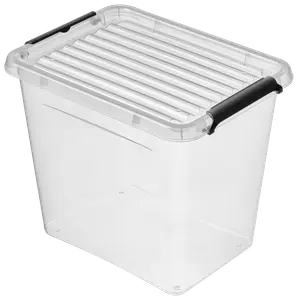 Gennemsigtig plastopbevaringsboks med rillet låg og sorte håndtag på siderne. Rektangulær form, stabelbar, ideel til opbevaring af diverse husholdningsartikler.