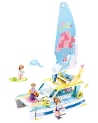 Legetøjssejlbåd med stor blå sejldug med hjerter, hvid og gul dæk, udklappelig sideplatform og tre små figurer med tilbehør.