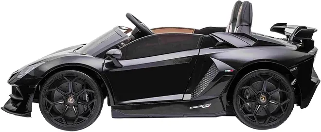 Sort cabriolet sportsvogn med åbent tag, store fælge, lavt karrosseri, tonede ruder og hækspoiler, vist fra siden.