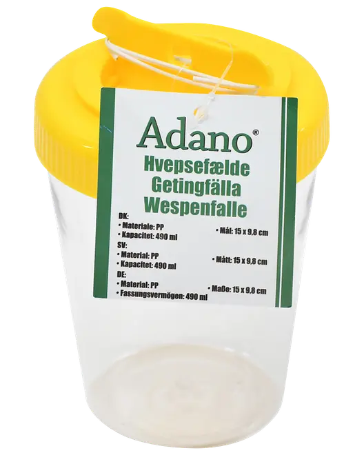 Transparent plastik hvepsefælde med gul låg, ophængssnor og produktetiket. Kapacitet: 490 ml. Mål: 15 x 9,8 cm. Velegnet til udendørs skadedyrsbekæmpelse.