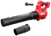 Rød og sort SKIL batteridrevet løvblæser med ergonomisk håndtag, aftagelig dyse og medfølgende batteri. Letvægtsdesign til udendørs rengøring. Ekstra dyse medfølger.