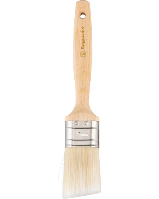 Flad malerpensel med lyst træhåndtag, metalbånd og hvide syntetiske børster. Håndtaget har ophængshul og mærkeindgravering. Penselbredden er 45 mm, ideel til maling.