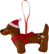 Brun filtjuldekoration formad som en hund med röd tomteluva, rött halsband, vita broderade detaljer och upphängningsögla. Mjuk och mysig för julgranen.