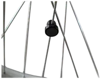 Nærbillede af et cykelhjul med metal-eget og en sort plastik-egetmagnet til cykelcomputer eller speedometer.