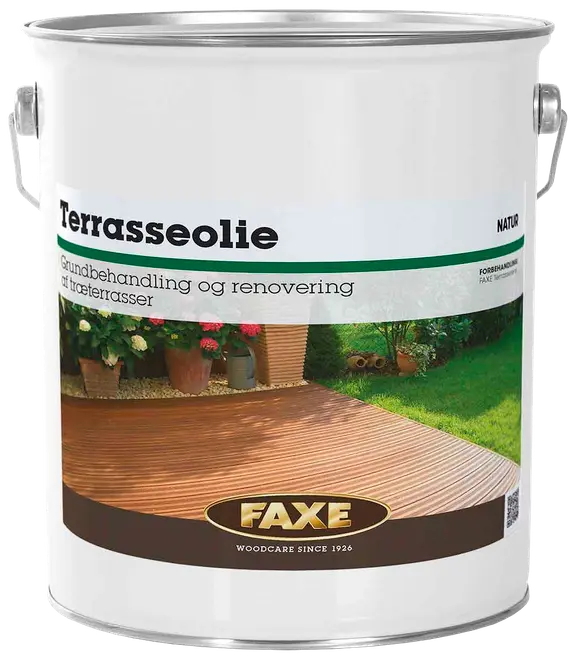 Stor metalspand med Faxe terrasseolie, natur, til grundbehandling og renovering af træterrasser. Har sidehåndtag og etiket med billede af terrasse og have.