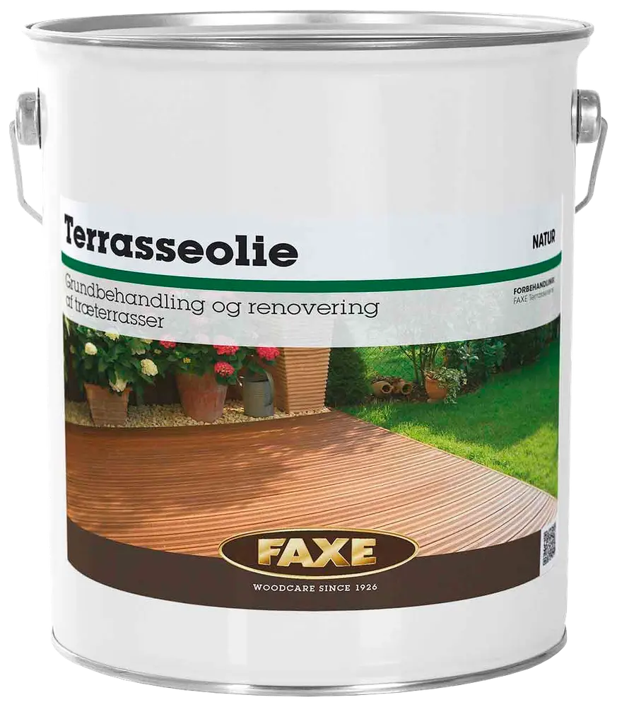 Stor metalspand med Faxe terrasseolie, natur, til grundbehandling og renovering af træterrasser. Har sidehåndtag og etiket med billede af terrasse og have.