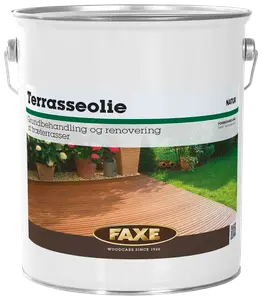 Stor metalspand med Faxe terrasseolie, natur, til grundbehandling og renovering af træterrasser. Har sidehåndtag og etiket med billede af terrasse og have.