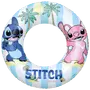 Oppustelig badering med blå og hvide striber, motiver af Stitch og Angel, palmer, muslingeskaller og teksten "STITCH Just Chill". Velegnet til pool eller strand.