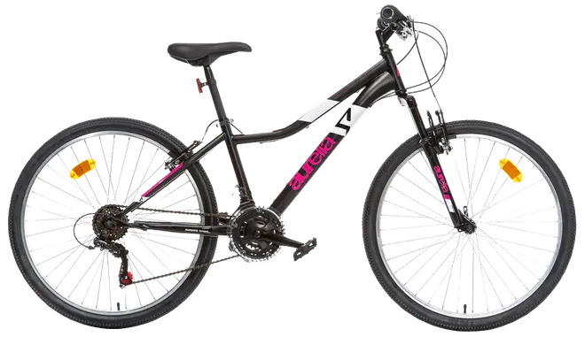 Svart mountainbike med framdämpning, 21 växlar och rosa detaljer. Stabil ram, grova däck för terräng och reflexer på båda hjulen för säkerhet.