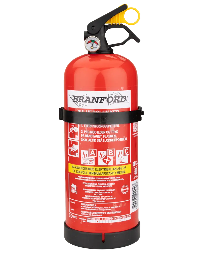 Rød Branford pulverslukker med trykmåler, sort slange og gul sikkerhedssplit. Egnet til A-, B- og C-brande. Leveres med vægbeslag og brugsanvisning.