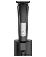 Sladdlös elektrisk hårtrimmer med digital display, räfflat grepp, rostfria stålblad och strömknapp. Står upprätt i svart laddningsställ. Passar för skägg- och hårvård.