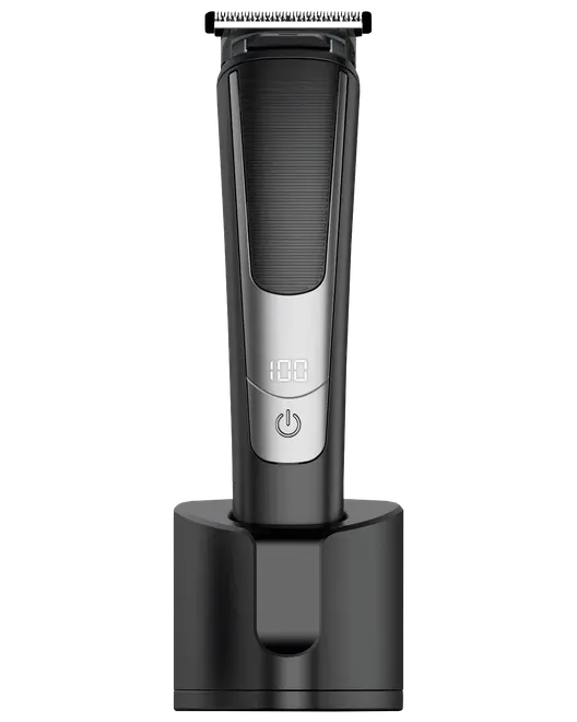 Sladdlös elektrisk hårtrimmer med digital display, räfflat grepp, rostfria stålblad och strömknapp. Står upprätt i svart laddningsställ. Passar för skägg- och hårvård.
