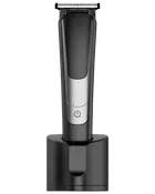 Sladdlös elektrisk hårtrimmer med digital display, räfflat grepp, rostfria stålblad och strömknapp. Står upprätt i svart laddningsställ. Passar för skägg- och hårvård.