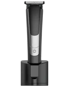 Sladdlös elektrisk hårtrimmer med digital display, räfflat grepp, rostfria stålblad och strömknapp. Står upprätt i svart laddningsställ. Passar för skägg- och hårvård.