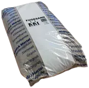 Pose med fugesand til belægning, mærket 'Fugesand.' Forseglet i klar plastemballage, velegnet til stabilisering og udfyldning af fuger mellem sten eller fliser udendørs.