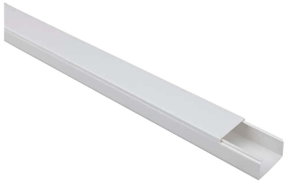 Vit kabelkanal i plast med avtagbart lock, rektangulär form, för att organisera och dölja kablar längs väggar eller tak. Slät yta, passar hem eller kontor.