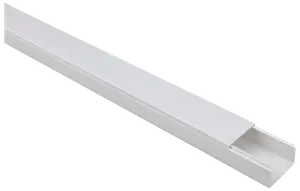 Vit kabelkanal i plast med avtagbart lock, rektangulär form, för att organisera och dölja kablar längs väggar eller tak. Slät yta, passar hem eller kontor.