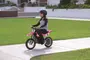 Børns elektriske crossmotorcykel i pink med sorte og hvide detaljer, nummer 2 foran og på siderne, grove dæk og solid ramme. Egnet til udendørs brug, inklusiv sikkerhedshjelm.