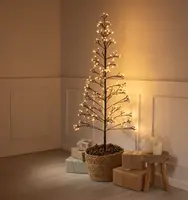 Konstgjord träd med bara grenar, varmvita LED-lampor och flätad korgbas. Dekorativa kottar, perfekt för inomhusdekoration. Paket och ljus ingår ej.