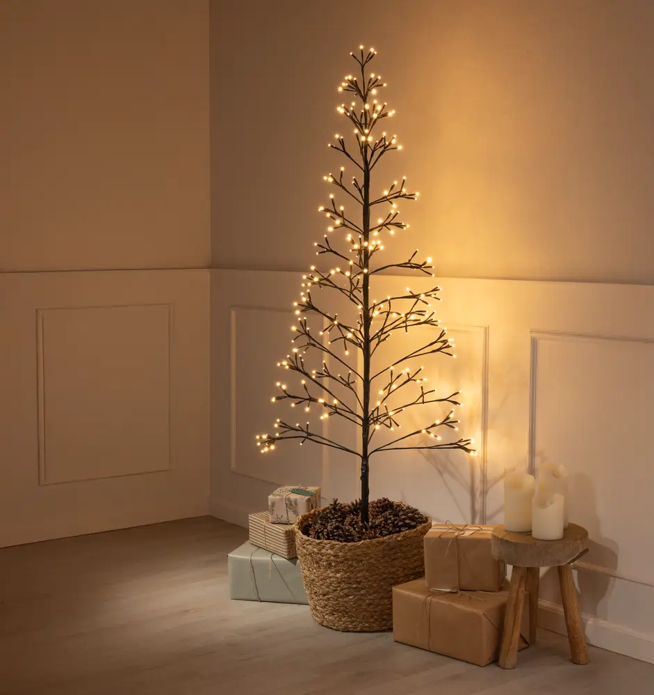 Konstgjord träd med bara grenar, varmvita LED-lampor och flätad korgbas. Dekorativa kottar, perfekt för inomhusdekoration. Paket och ljus ingår ej.