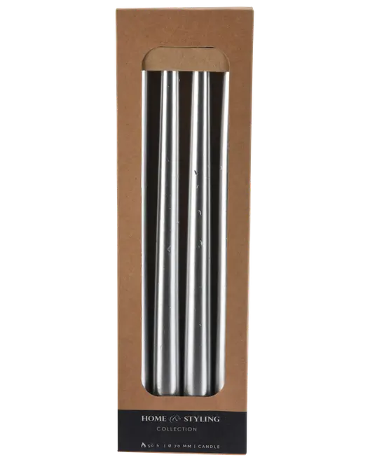 Sæt med tre slanke, sølvfarvede stagelys i en brun papæske med vindue. Velegnet til dekoration eller middag. Elegant og moderne design.